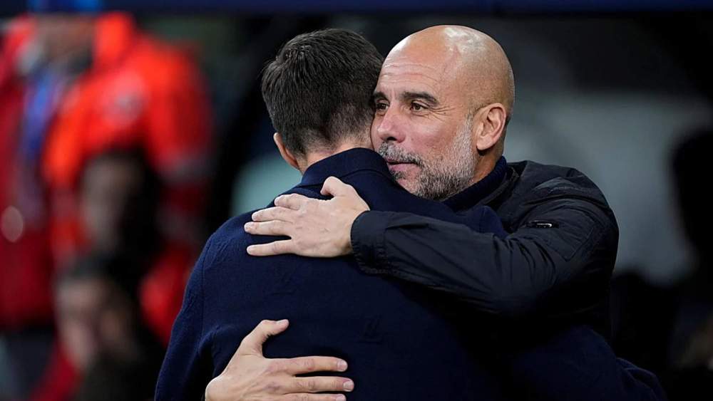 Pep Guardiola se saluda con Xabi Alonso durante la última visita del Manchester City al Santiago Bernabéu.