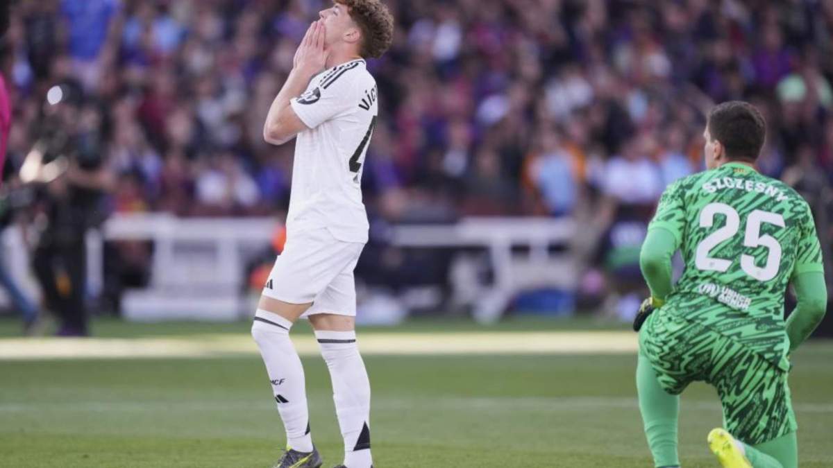 Víctor Muñoz durante el FC Barcelona Real Madrid