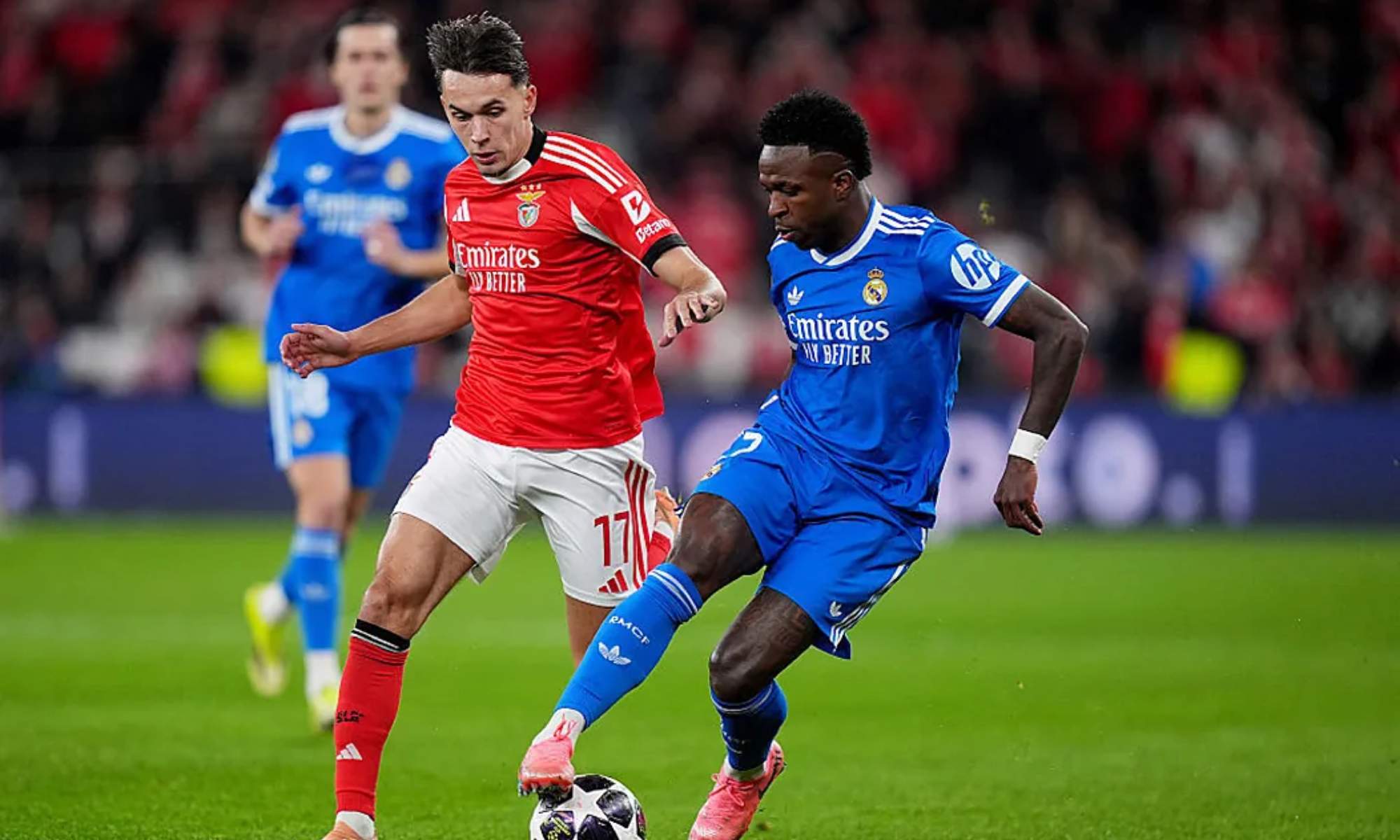Vinicius Junior, controlando un balón, con la presión de Amar Dedic, durante el partido de esta noche entre el Benfica y el Madrid en Lisboa. Vinicius Junior, controlando un balón, con la presión de Amar Dedic, durante el partido de esta noche entre el Benfica y el Madrid en Lisboa.