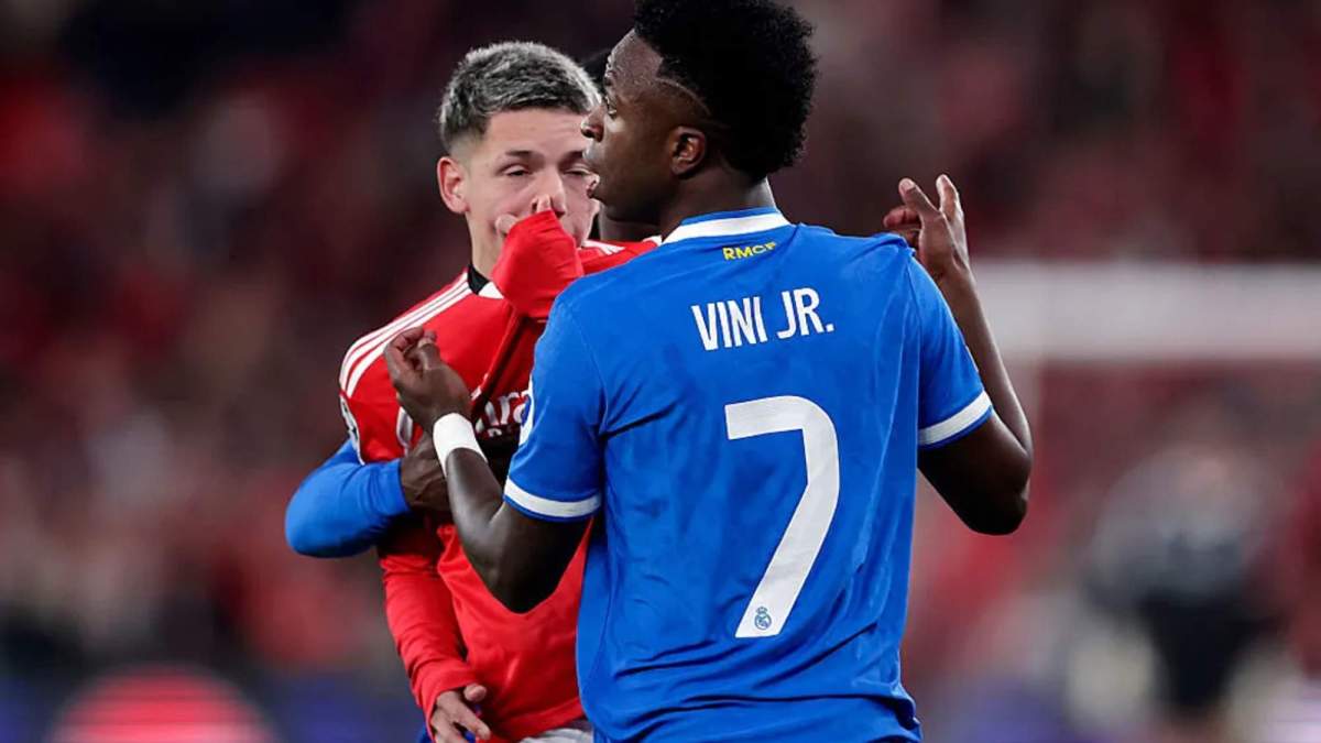 Vinicius Junior, con Gianluca Prestianni, que se tapa la boca cuando supuestamente ha originado la trifulca posterior por llamarle "negro".