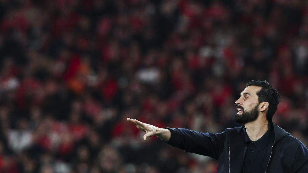 Álvaro Arbeloa dando instrucciones a los jugadores del Real Madrid durante el partido ante el Benfica