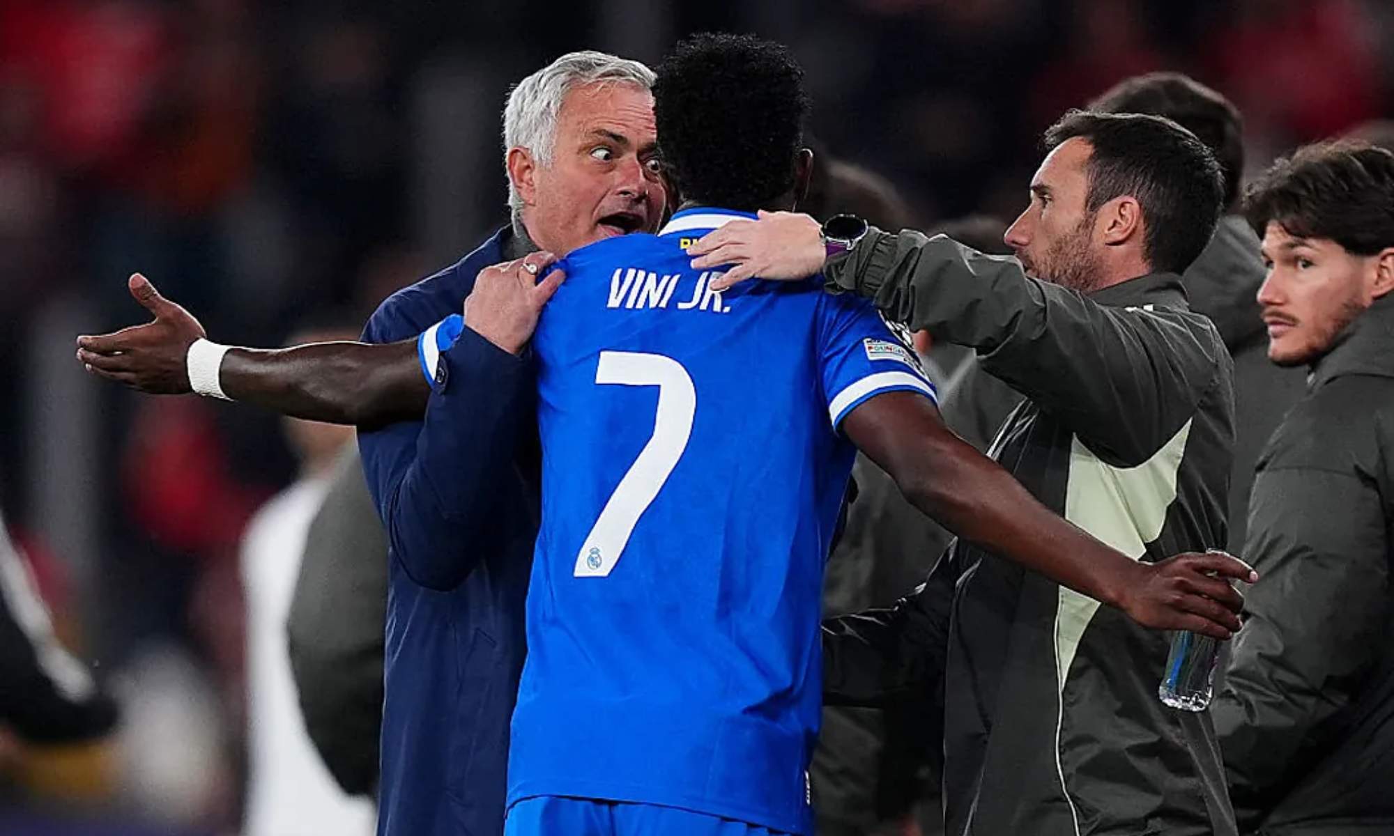 José Mourinho, hablando con Vinicius Junior, durante el partido del Benfica contra el Real Madrid.