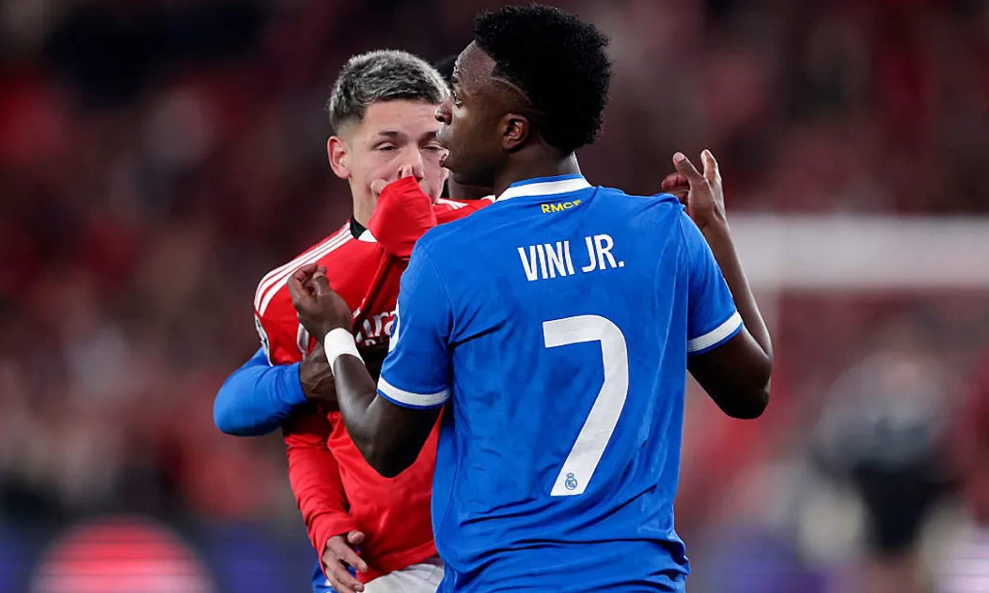 Vinicius Junior, con Gianluca Prestianni, que se tapa la boca. Vinicius Junior, con Gianluca Prestianni, que se tapa la boca.