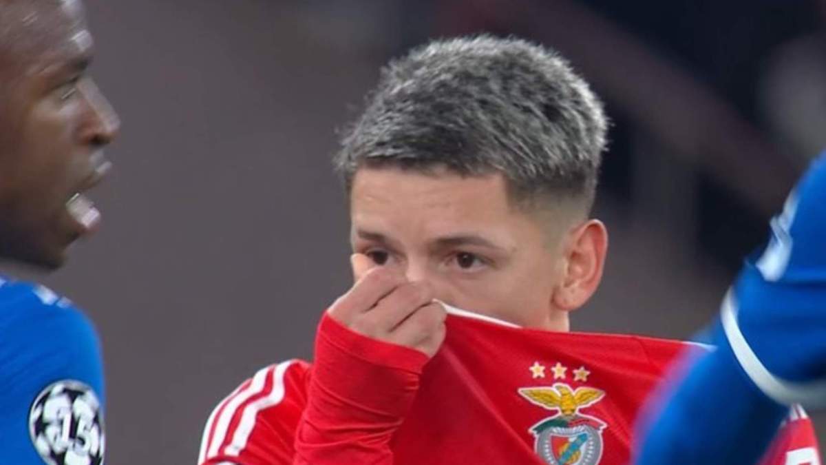 Prestianni llevándose la camiseta a la boca