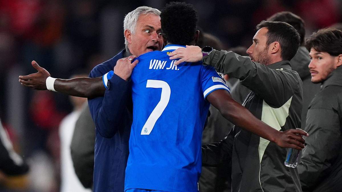 José Mourinho y Vinícius Júnior durante el Benfica - Real Madrid.