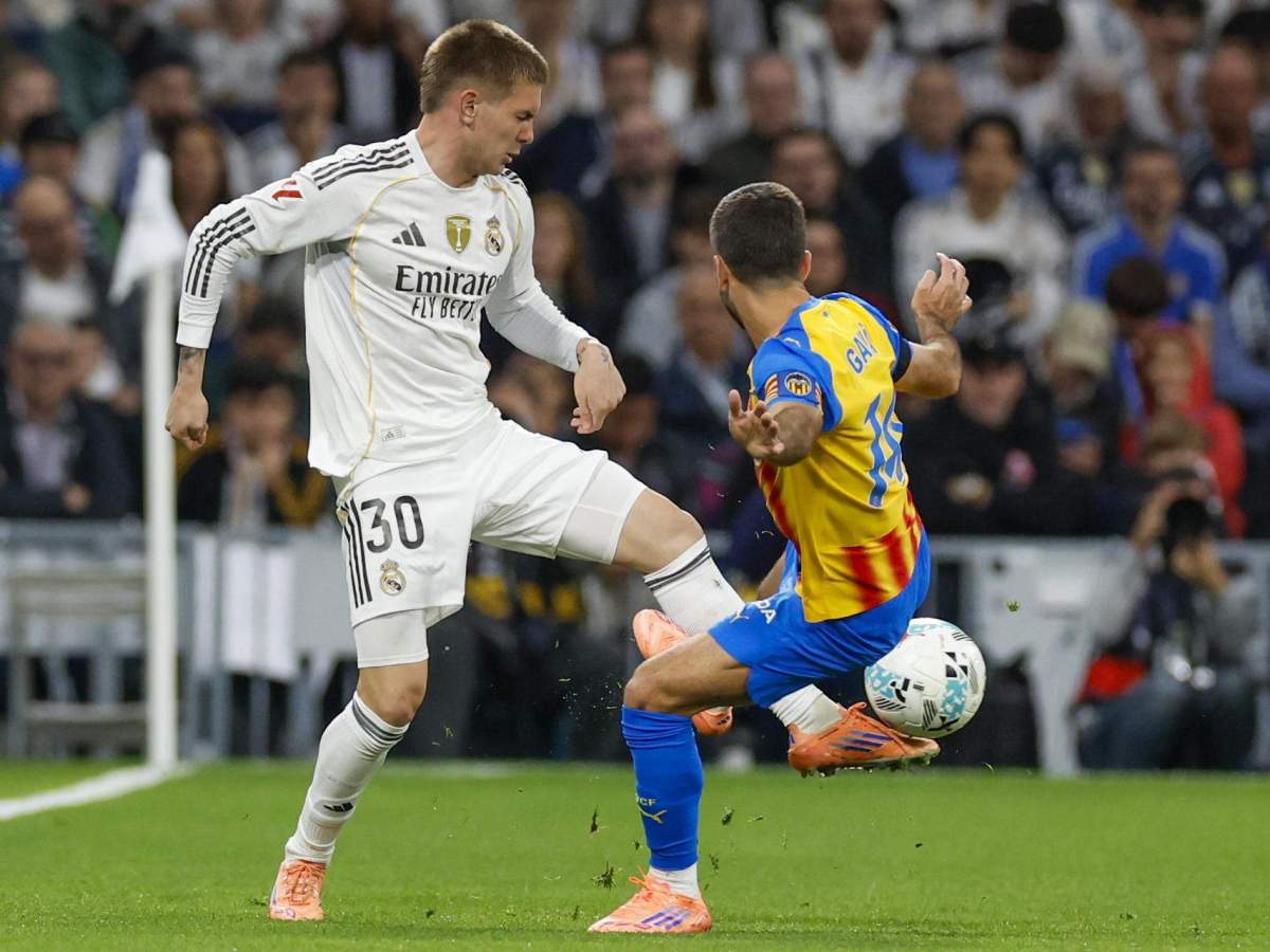 Franco Mastantuono jugando contra el Valencia. 