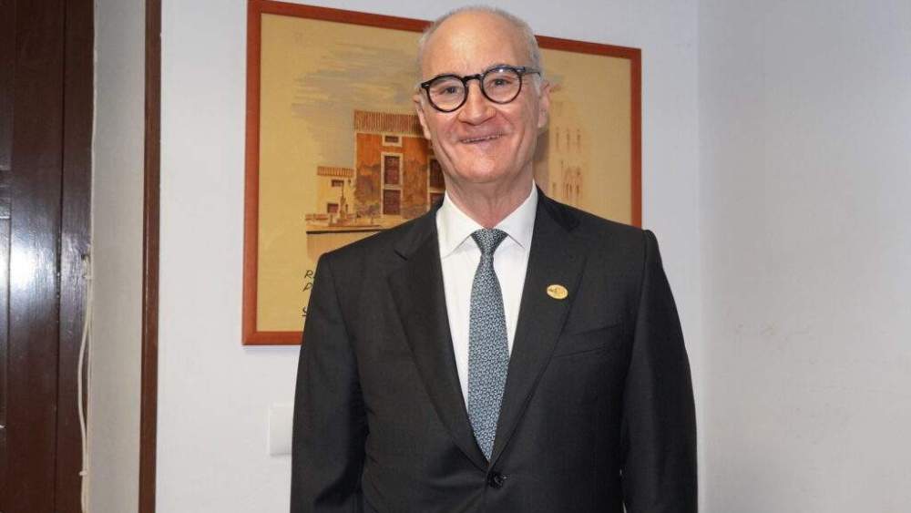 El doctor Ripoll posando para una foto.