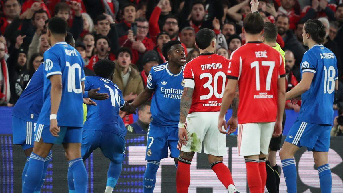 Vinícius Júnior ve la tarjeta amarilla durante el Benfica - Real Madrid.