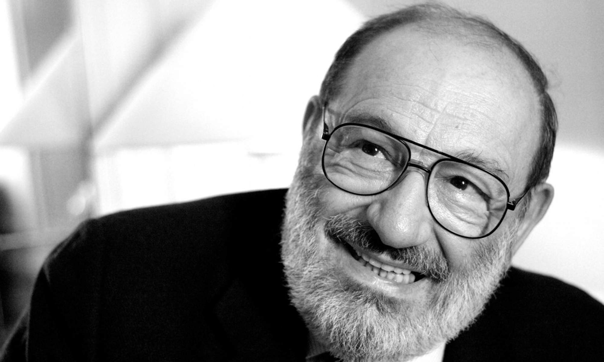 Umberto Eco sonriendo.
