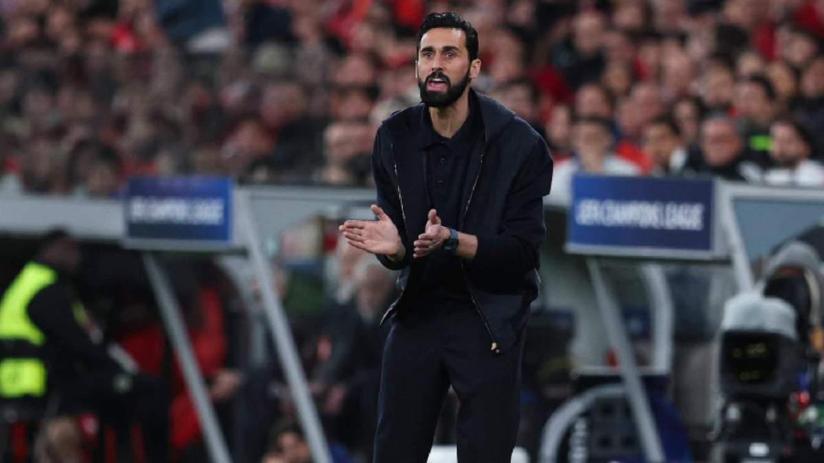 Álvaro Arbeloa dando instrucciones durante el partido contra el Benfica