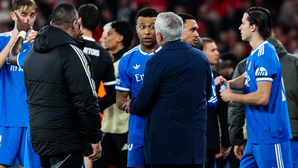 Kylian Mbappé hablando con José Mourinho en el Benfica - Real Madrid. 