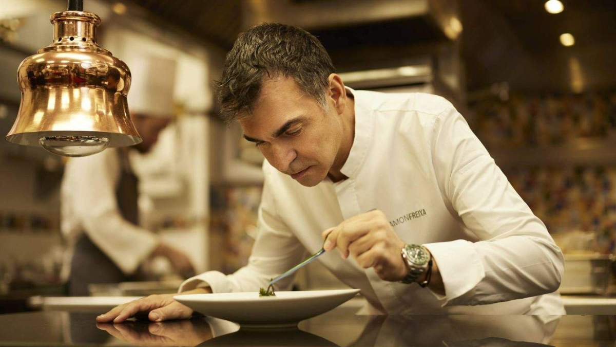 Ramón Freixa cocinando un plato.