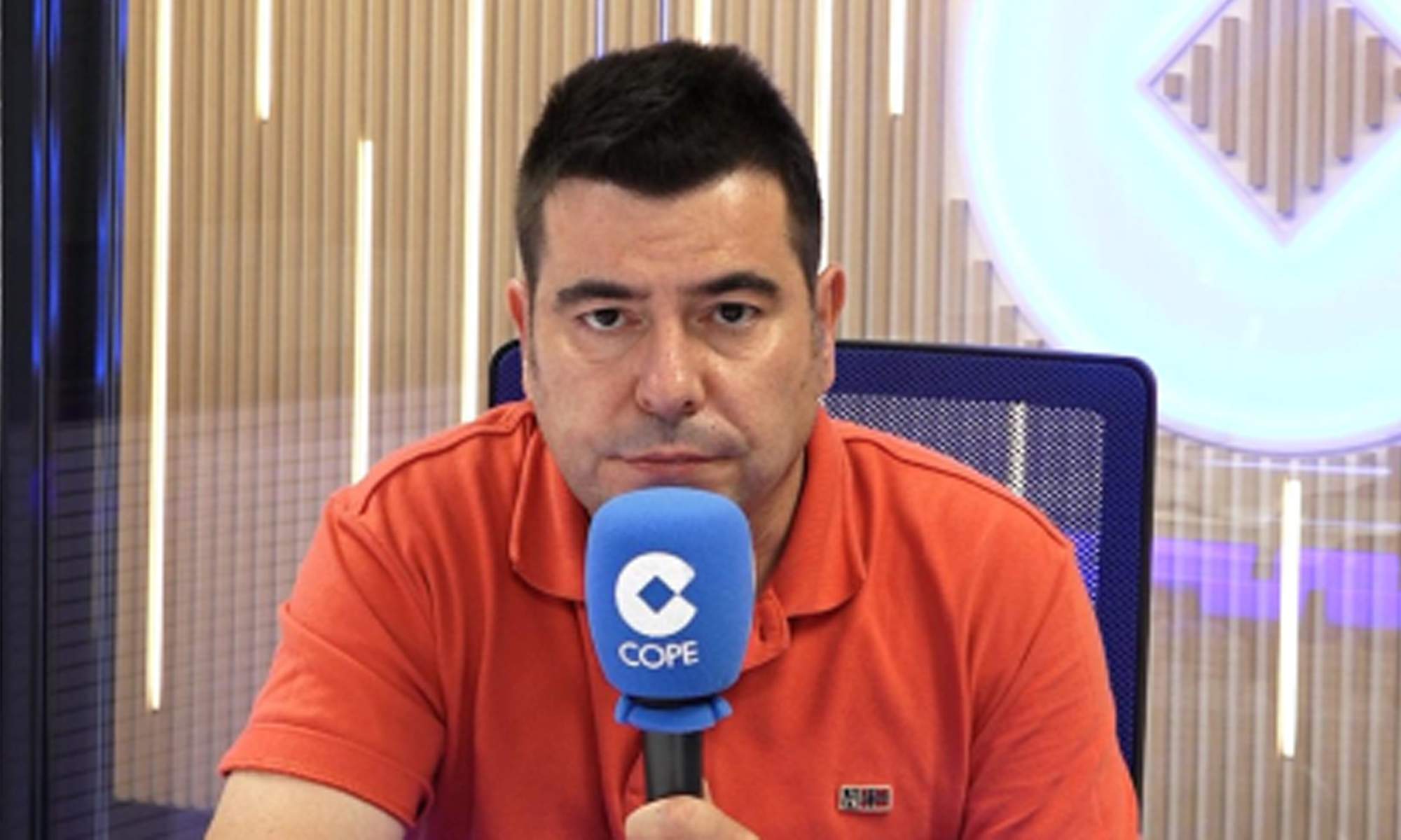 Miguel Ángel Díaz con el micrófono de COPE. 