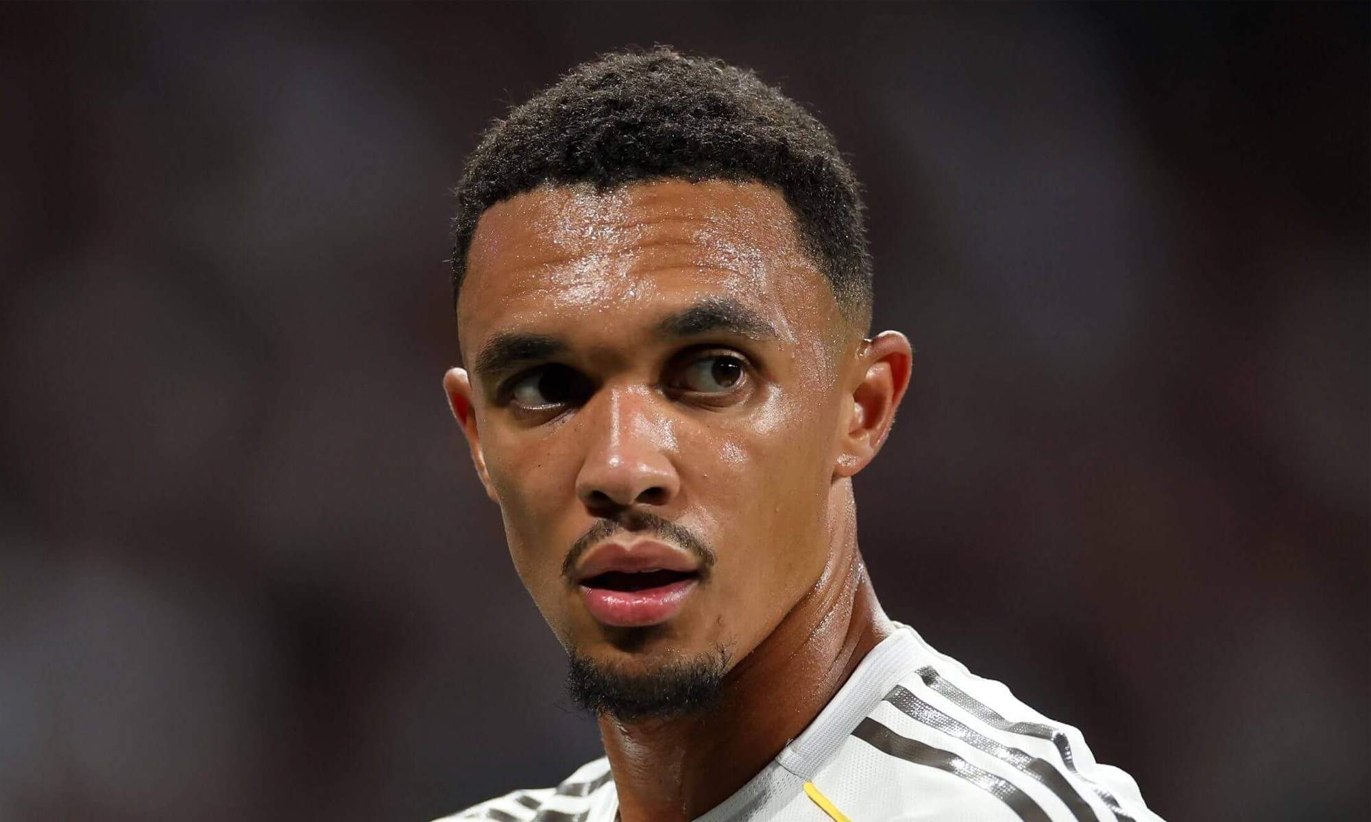 Trent Alexander-Arnold jugando un partido con el Real Madrid.