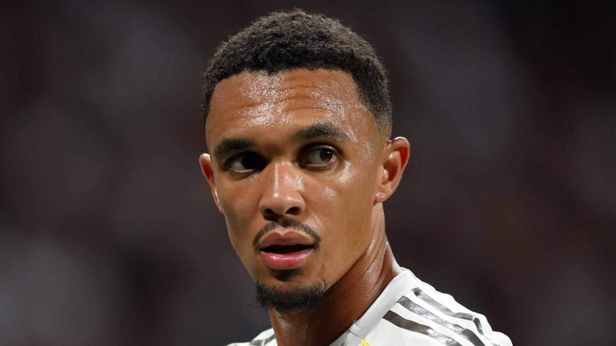 Trent Alexander-Arnold jugando un partido con el Real Madrid.
