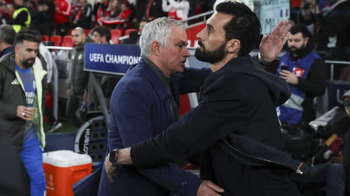 José Mourinho, saludándose con Álvaro Arbeloa antes del partido de este martes entre el Benfica y el Real Madrid. José Mourinho, saludándose con Álvaro Arbeloa antes del partido de este martes entre el Benfica y el Real Madrid.