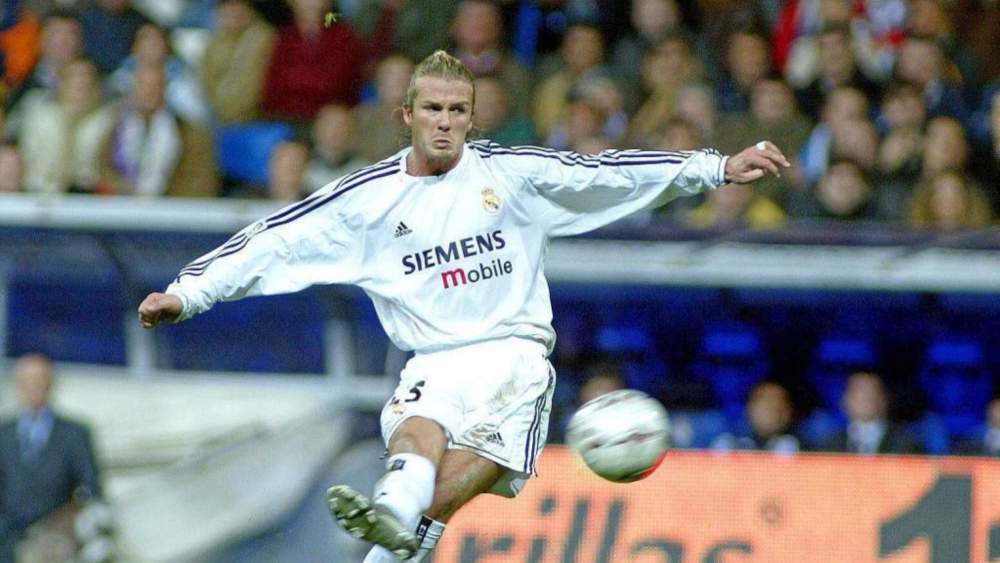 David Beckham, disparando un balón durante un partido con el Real Madrid.