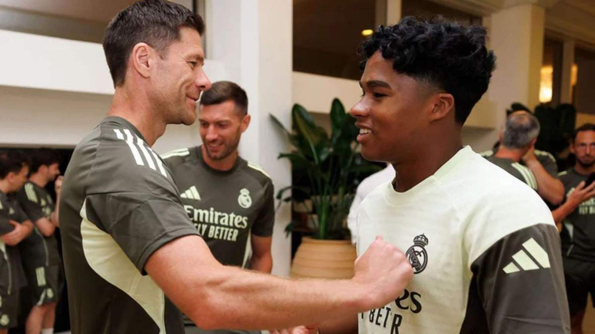 Xabi Alonso junto a Endrick