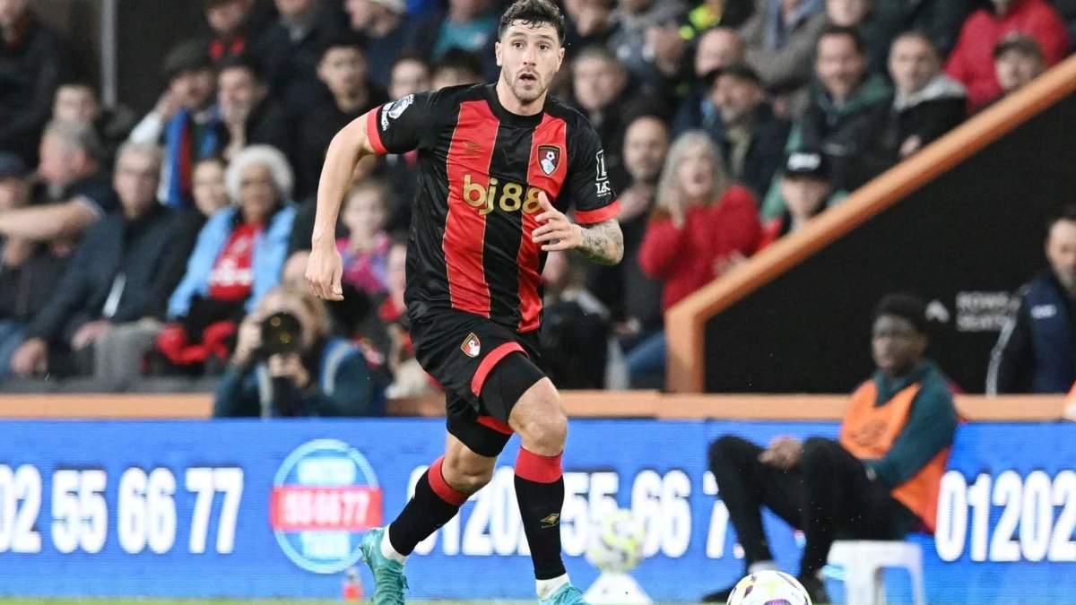 Marcos Senesi en un partido del Bournemouth