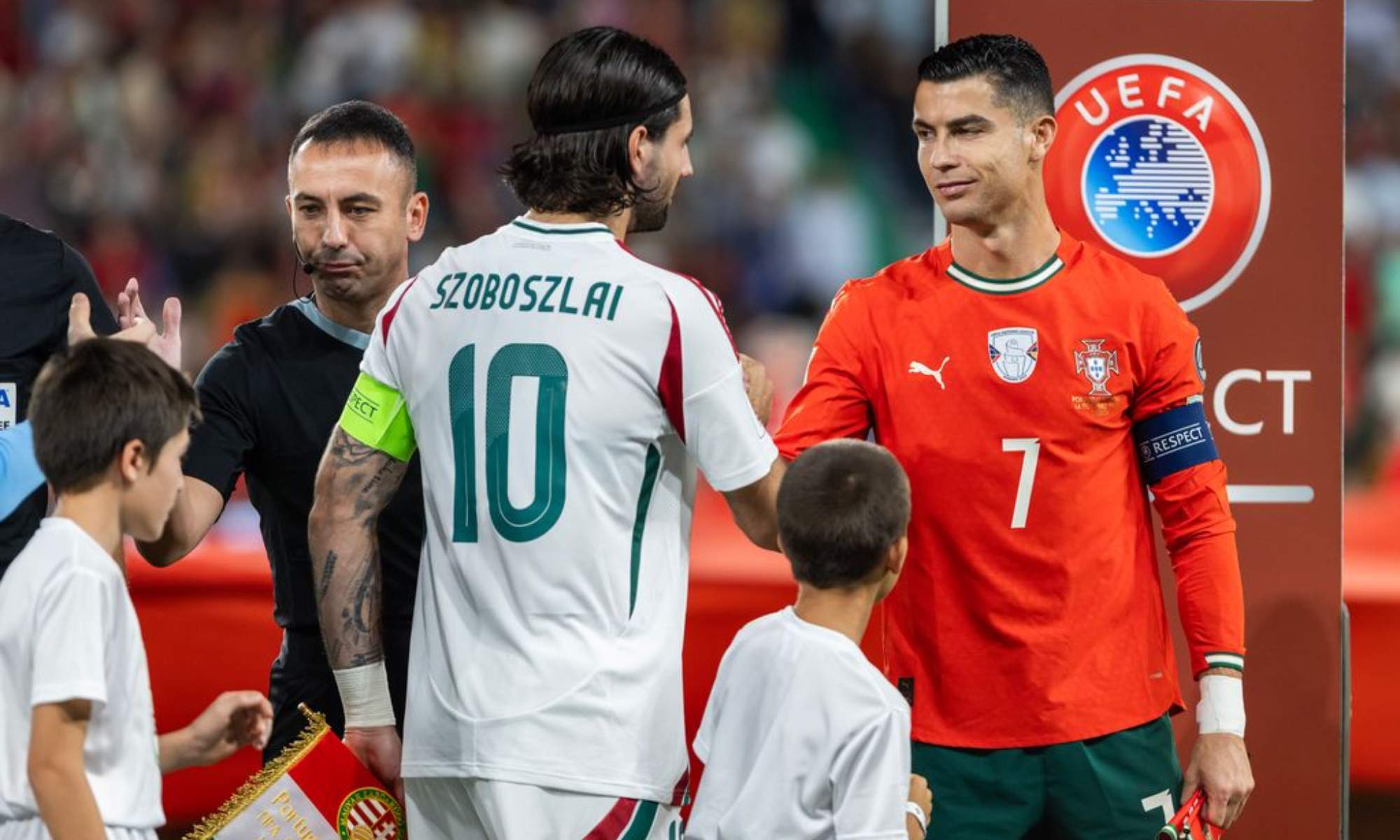 Dominik Szoboszlai se saluda con Cristiano Ronaldo antes de un enfrentamiento entre Hungría y Portugal.