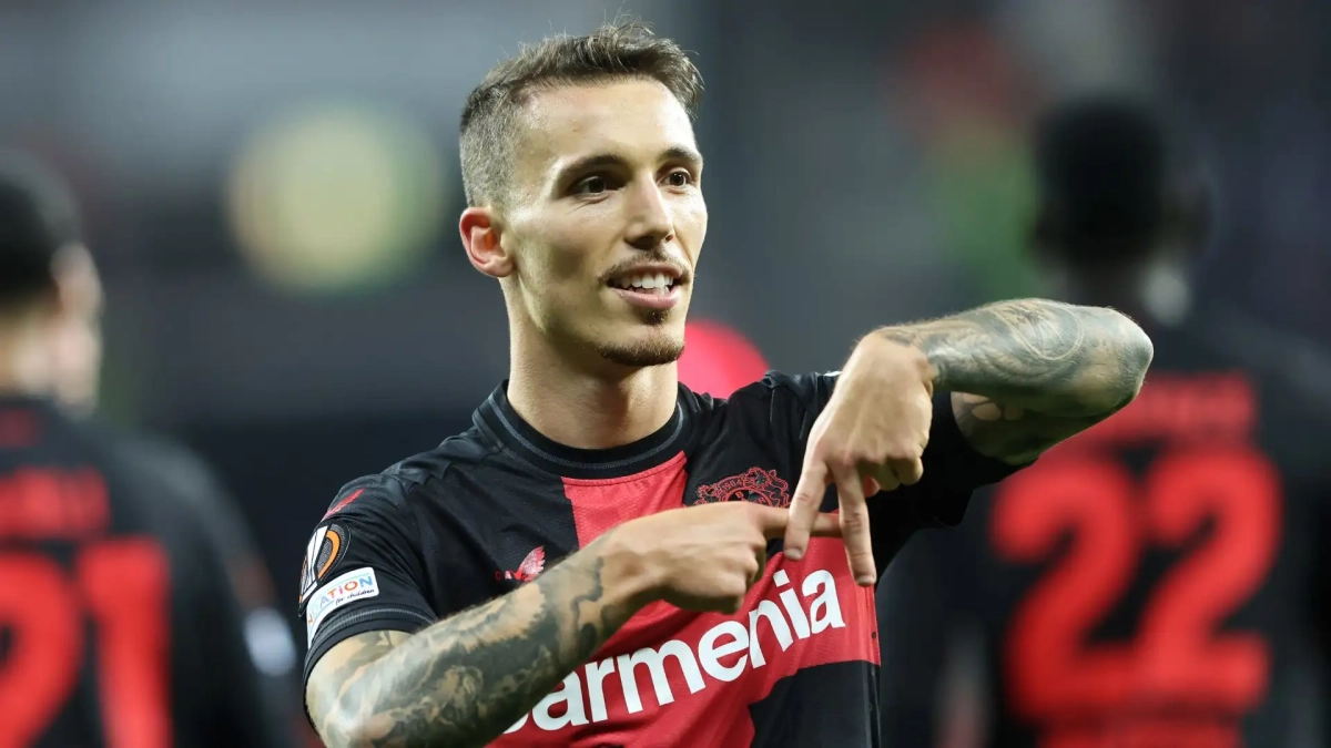 Álex Grimaldo celebrando un gol con el Bayer Leverkusen