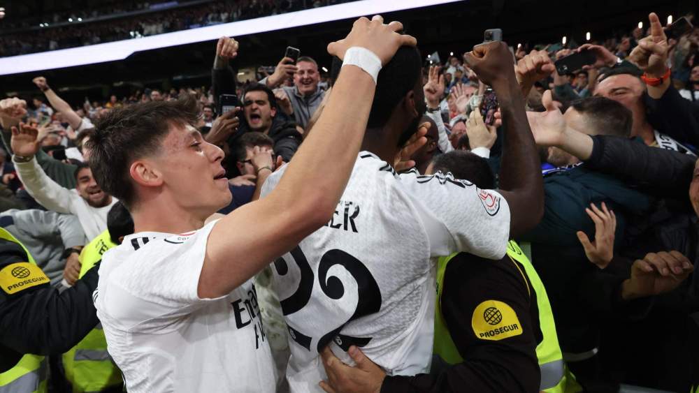 Arda Güler y Antonio Rüdiger, celebrando con la afición del Santiago Bernabéu un gol del Real Madrid.