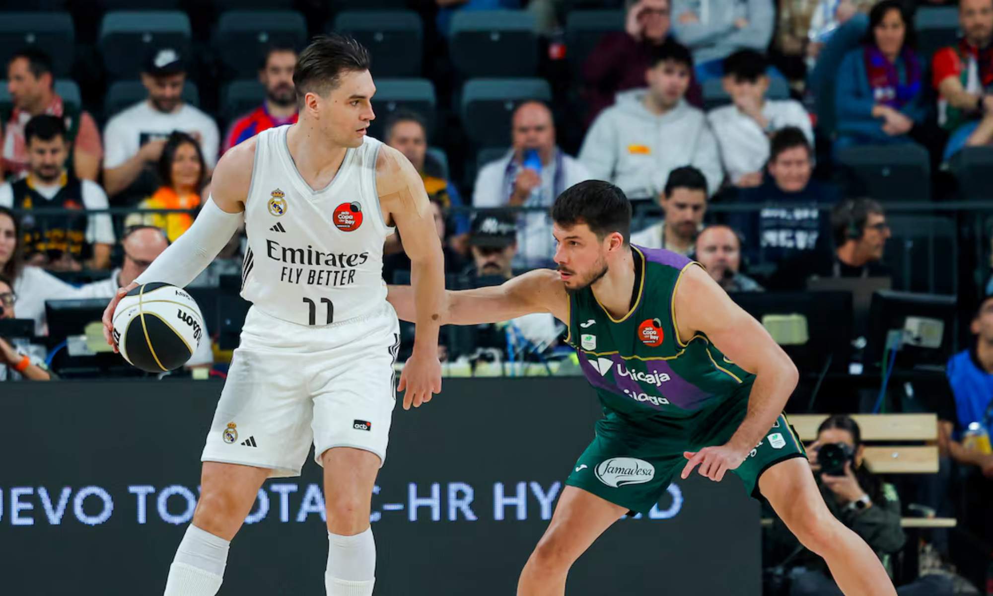 Mario Hezonja, en una jugada ofensiva del Real Madrid ante el Unicaja en el partido de los cuartos de la Copa del Rey que se ha disputado este jueves en el Roig Arena. Mario Hezonja, en una jugada ofensiva del Real Madrid ante el Unicaja en el partido de los cuartos de la Copa del Rey que se ha disputado este jueves en el Roig Arena.