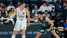 Mario Hezonja, en una jugada ofensiva del Real Madrid ante el Unicaja en el partido de los cuartos de la Copa del Rey que se ha disputado este jueves en el Roig Arena.
