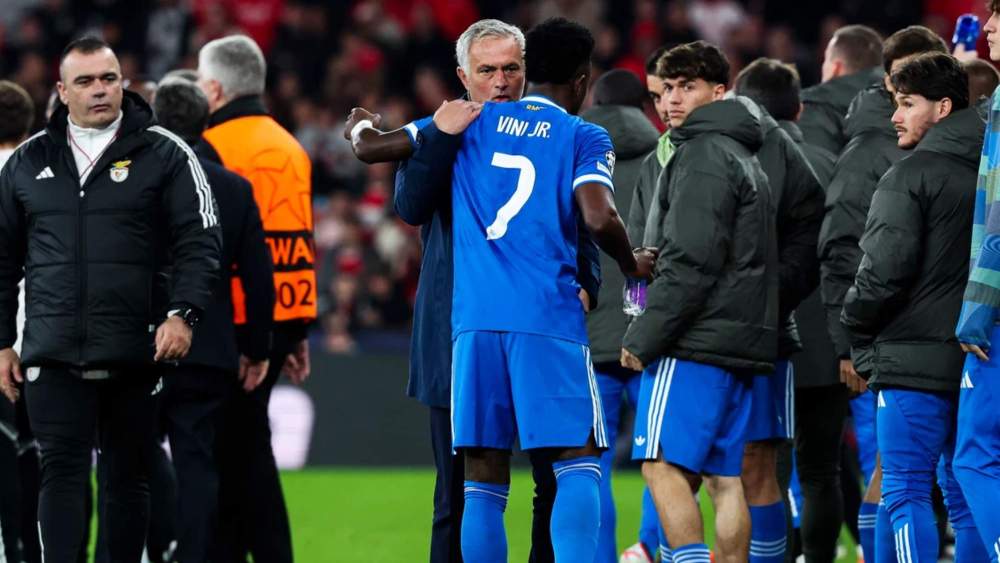 José Mourinho y Vinicius Junior, hablando durante el partido parado entre el Benfica y el Real Madrid.