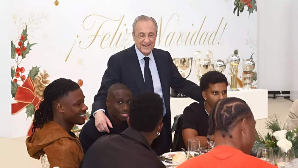 Florentino Pérez, con varios de los jugadores del Real Madrid durante la última comida de Navidad del club.