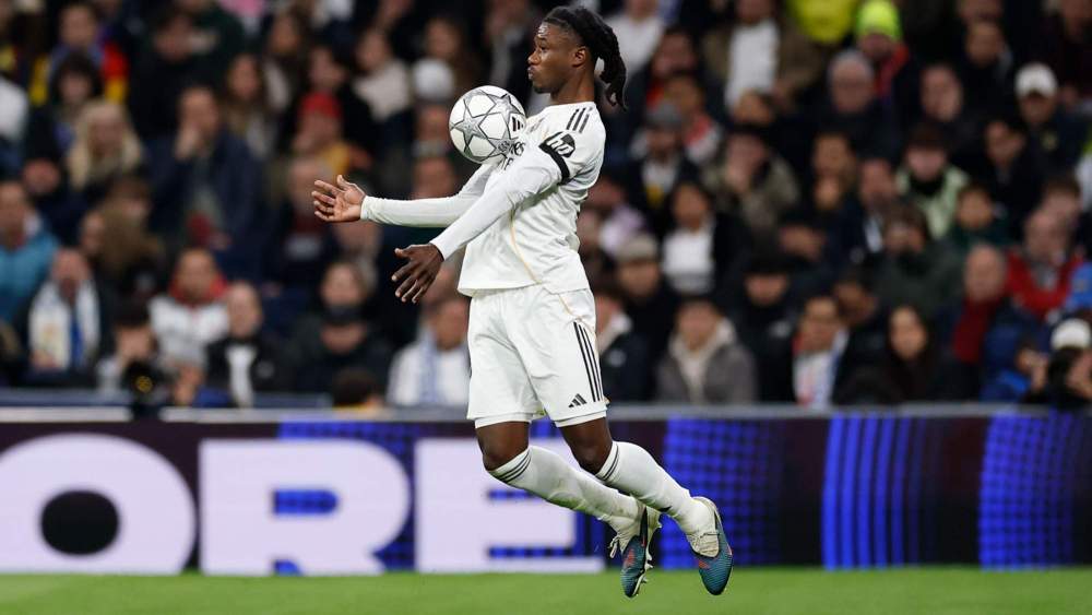 Eduardo Camavinga, controlando un balón en un partido con el Real Madrid durante esta temporada.