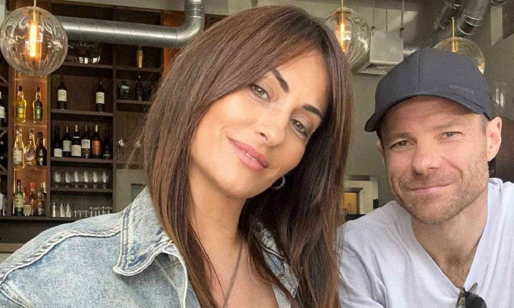 Xabi Alonso, con su mujer, Nagore Aramburu, un apoyo muy importante para el vasco.