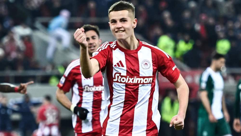 Christos Mouzakitis, celebrando un gol con el Olympiacos.