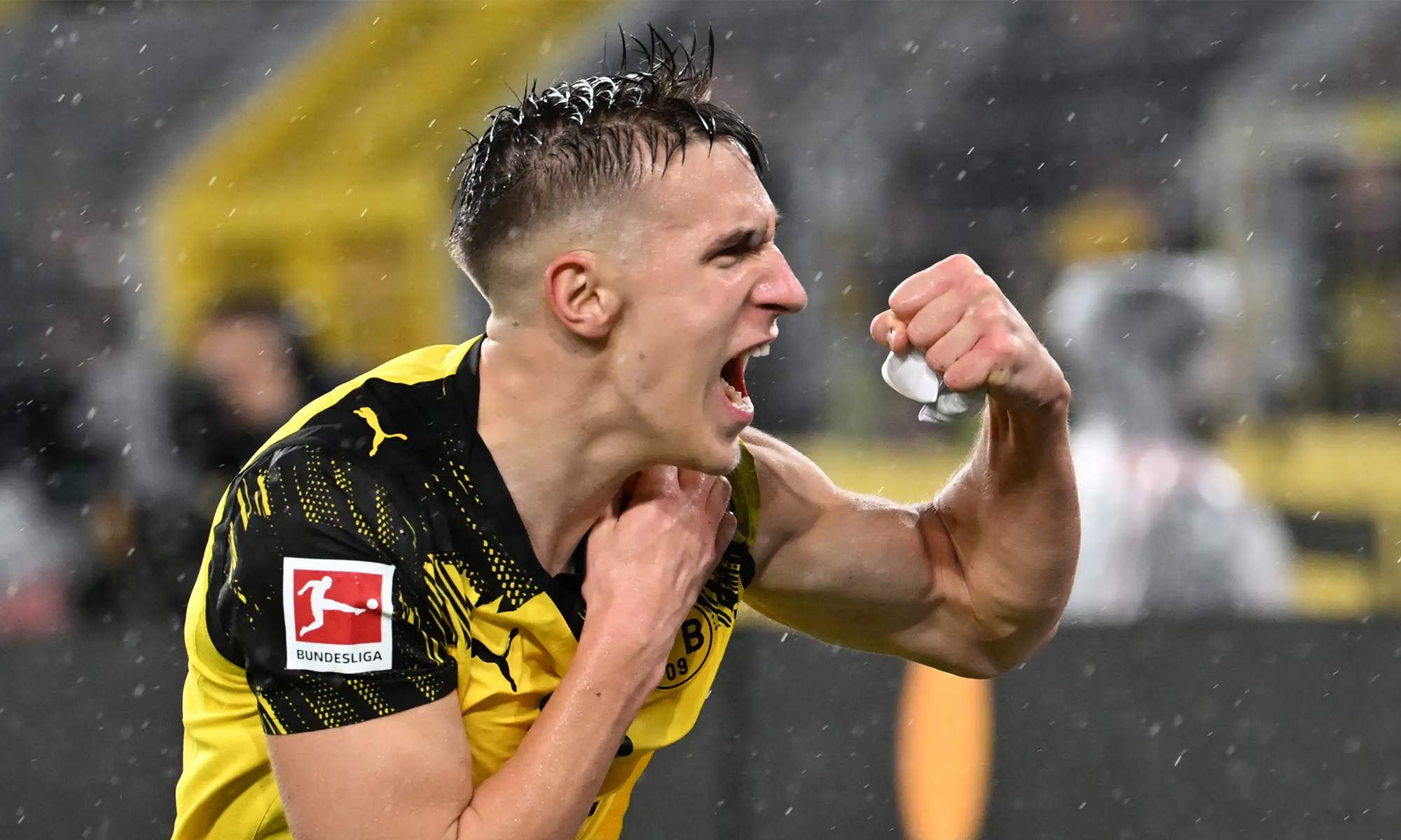 Schlotterbeck jugando un partido con el Borussia Dortmund.