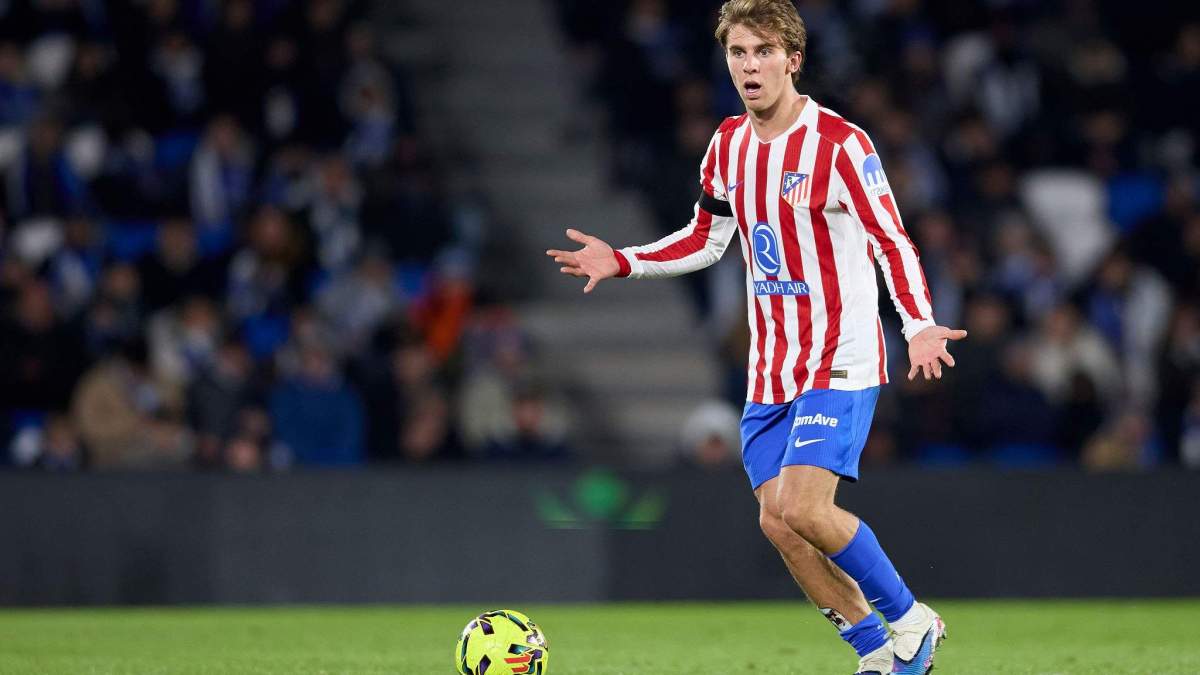 Pablo Barrios jugando un partido con el Atlético de Madrid.