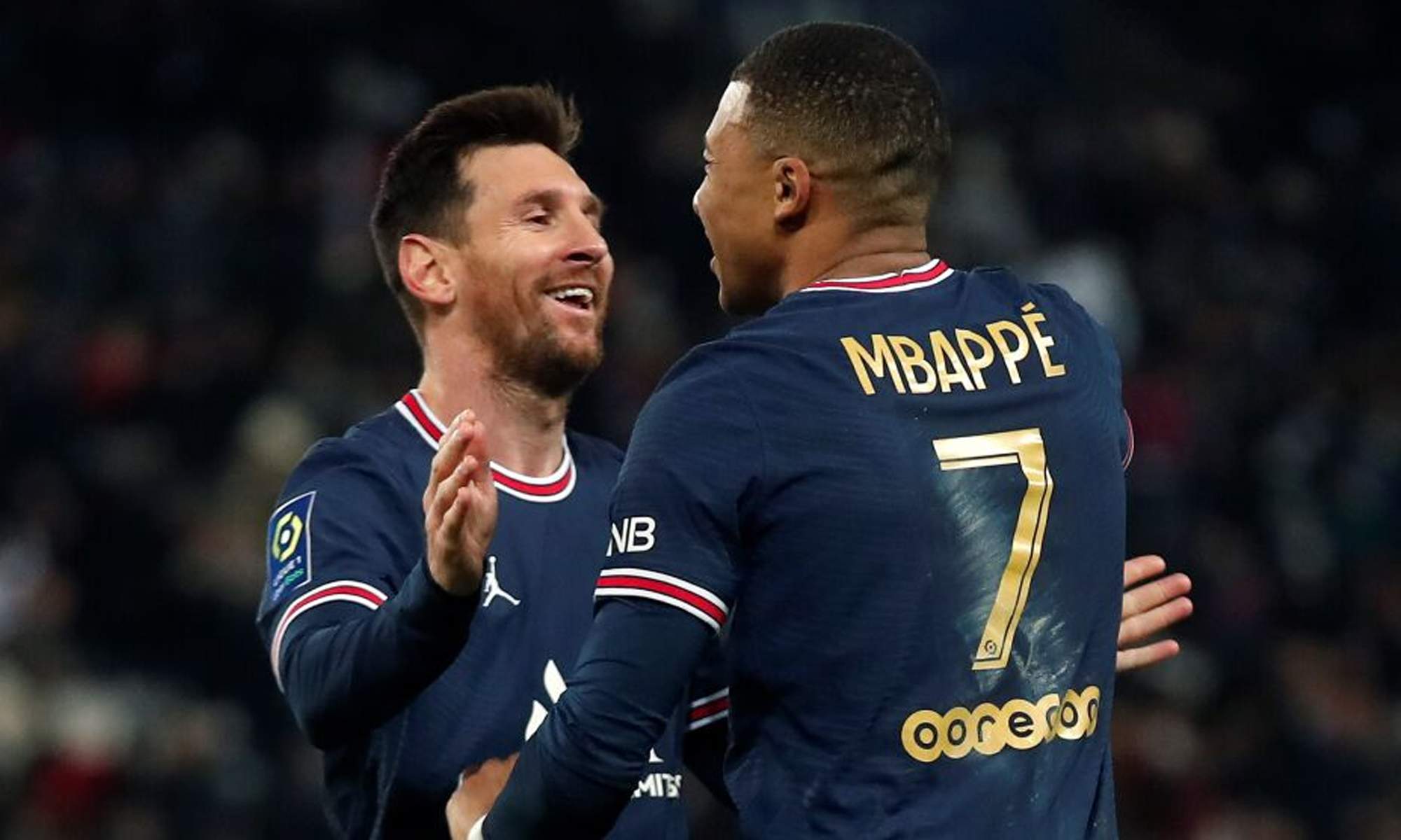 Leo Messi celebrando un gol con Kylian Mbappé. 