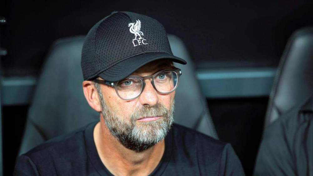 Klopp sentado en el banquillo del Liverpool. 