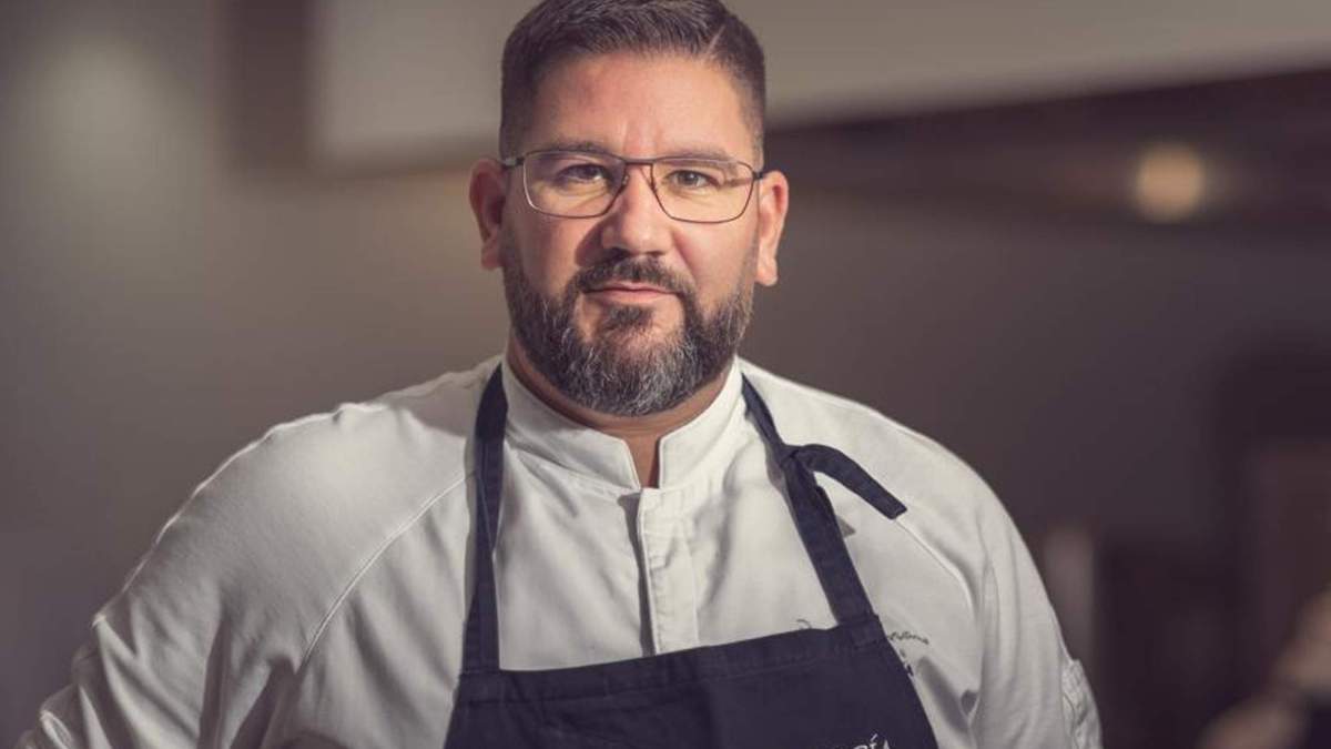 El chef Dani García en una cocina. El chef Dani García en una cocina.