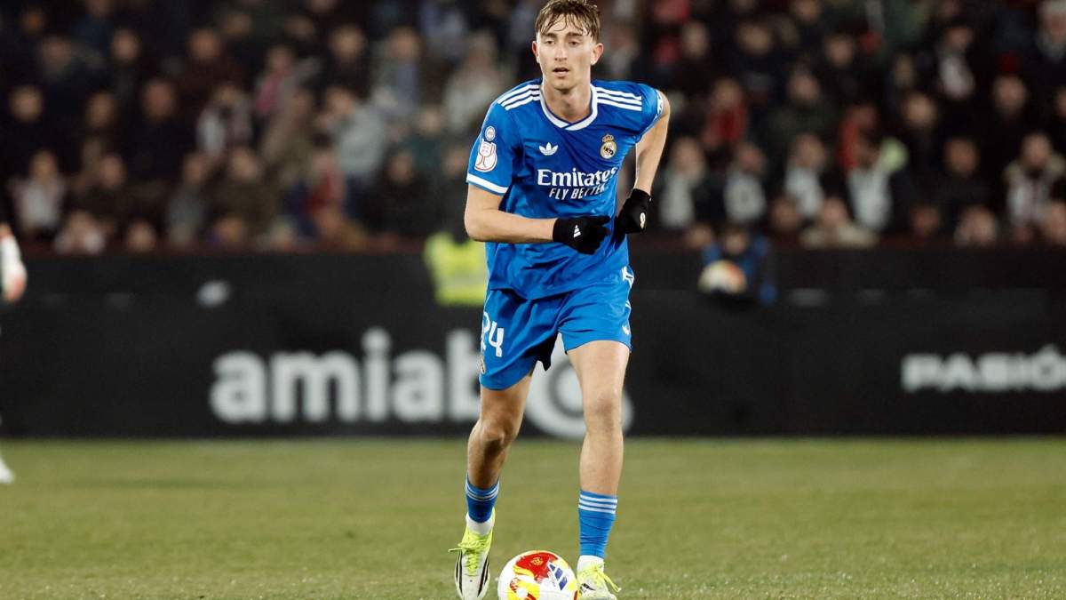 Dean Huijsen disputando un partido con el Real Madrid.