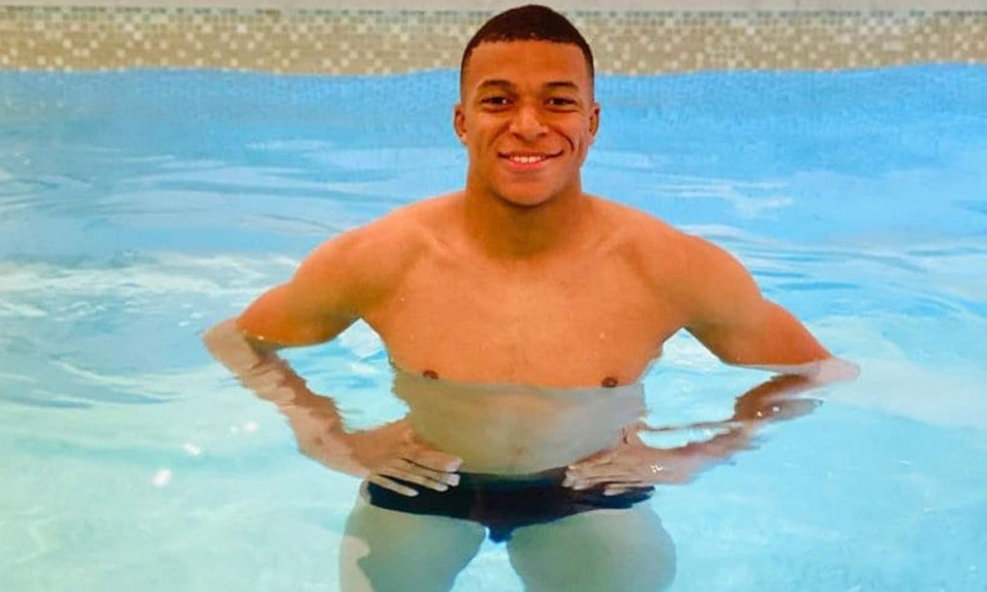 Kylian Mbappé bañándose en una piscina.