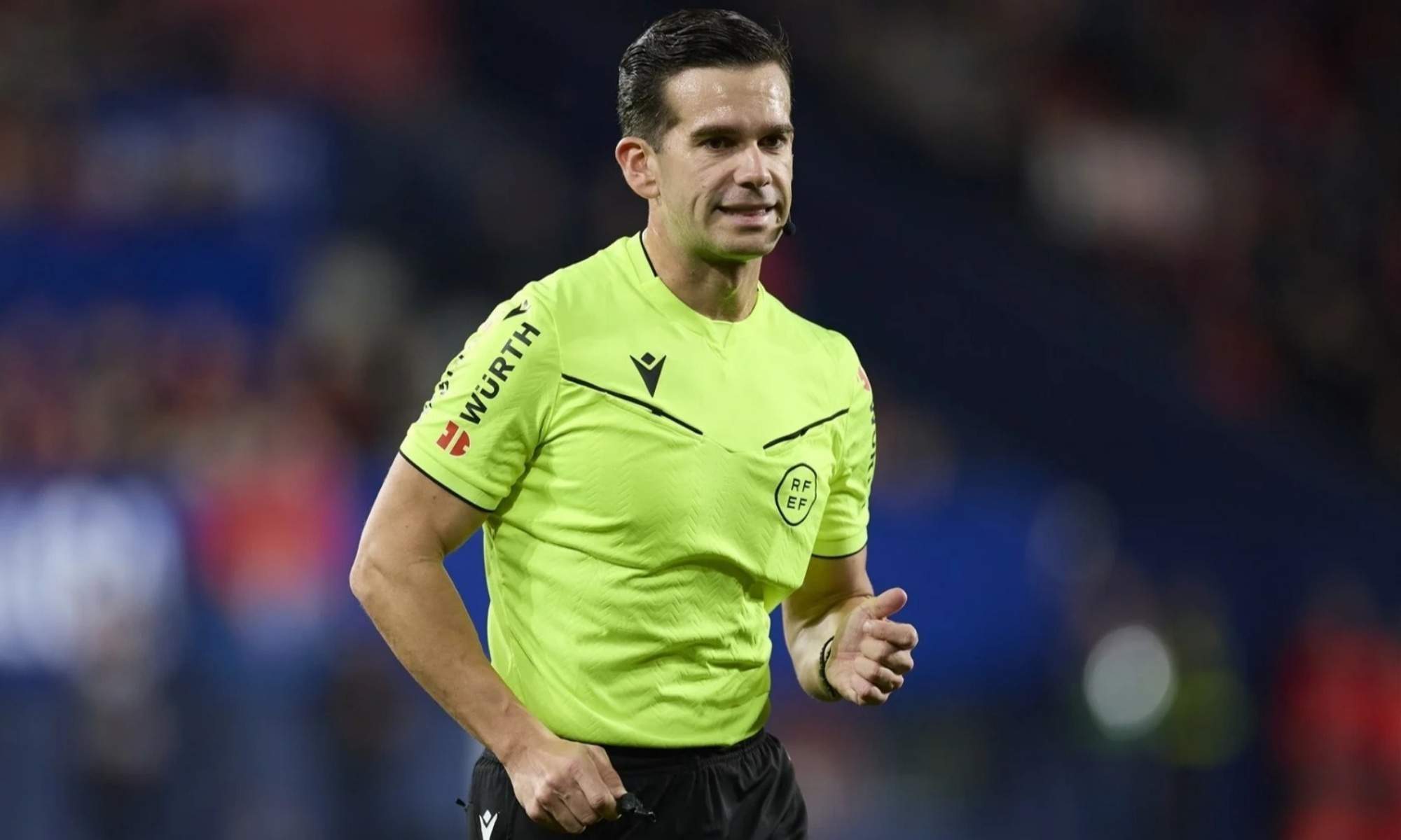 El VAR obliga a Quintero González a pitar un penalti muy polémico de Courtois usando una lupa que nunca aparece