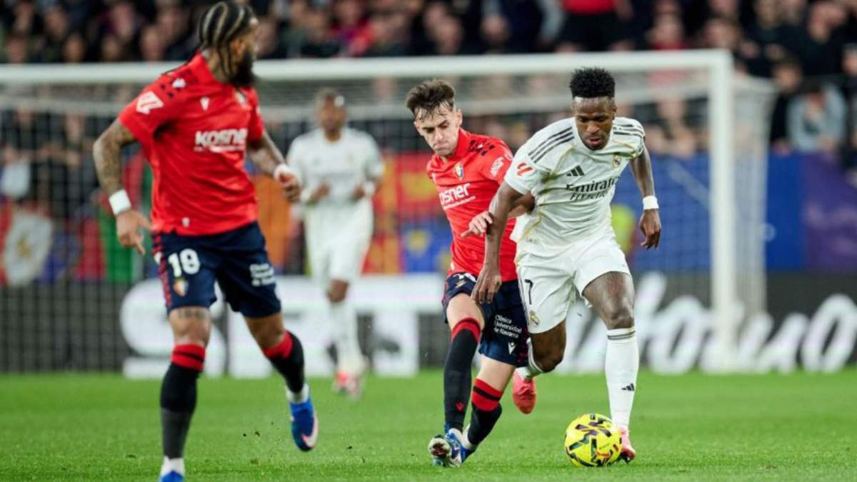 Vinicius ante Aimar Oroz en la primera parte del Osasuna - Real Madrid
