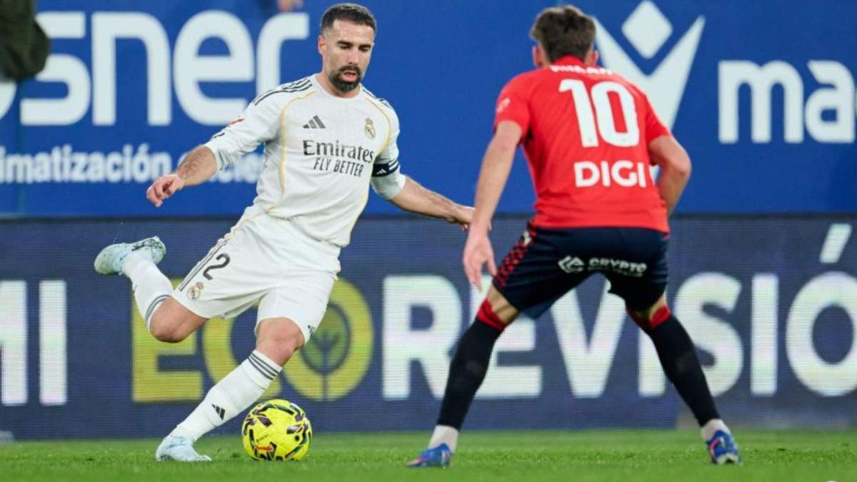 Carvajal manejando el balón en el Osasuna - Real Madrid