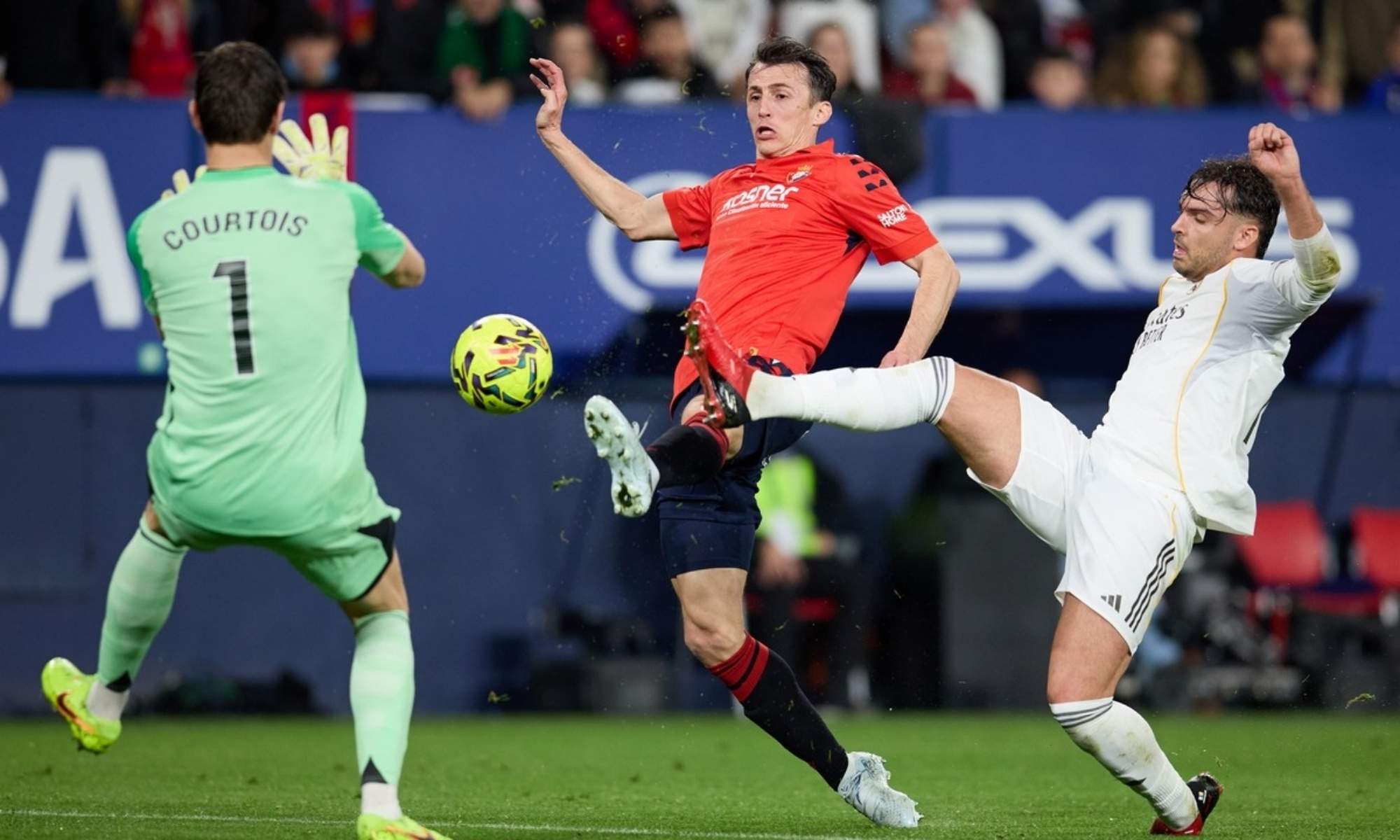 El audio del VAR del penalti de Courtois a Budimir en el Osasuna - Real Madrid