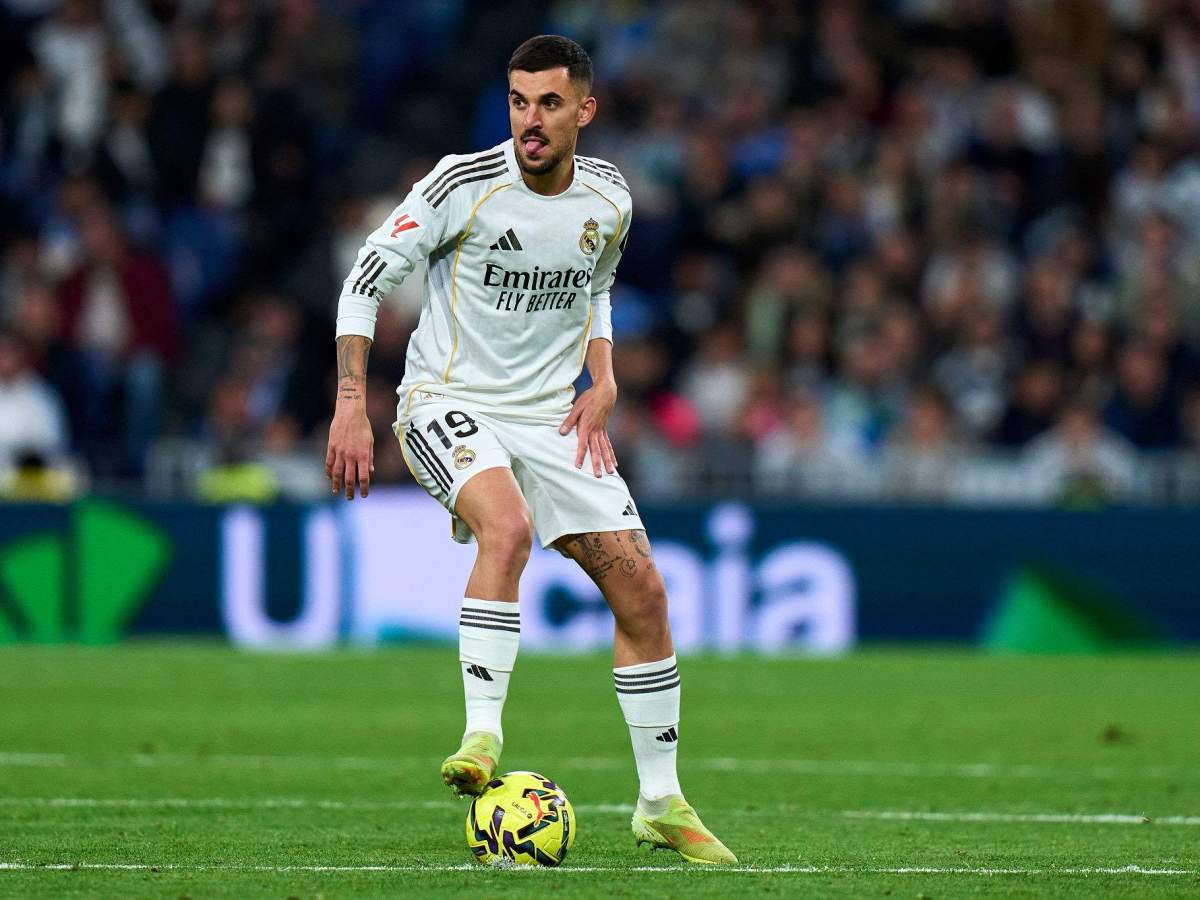 Dani Ceballos disputando un partido con el Real Madrid.