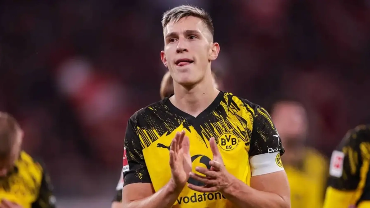 Nico Schlotterbeck jugando un partido con el Borussia Dortmund.