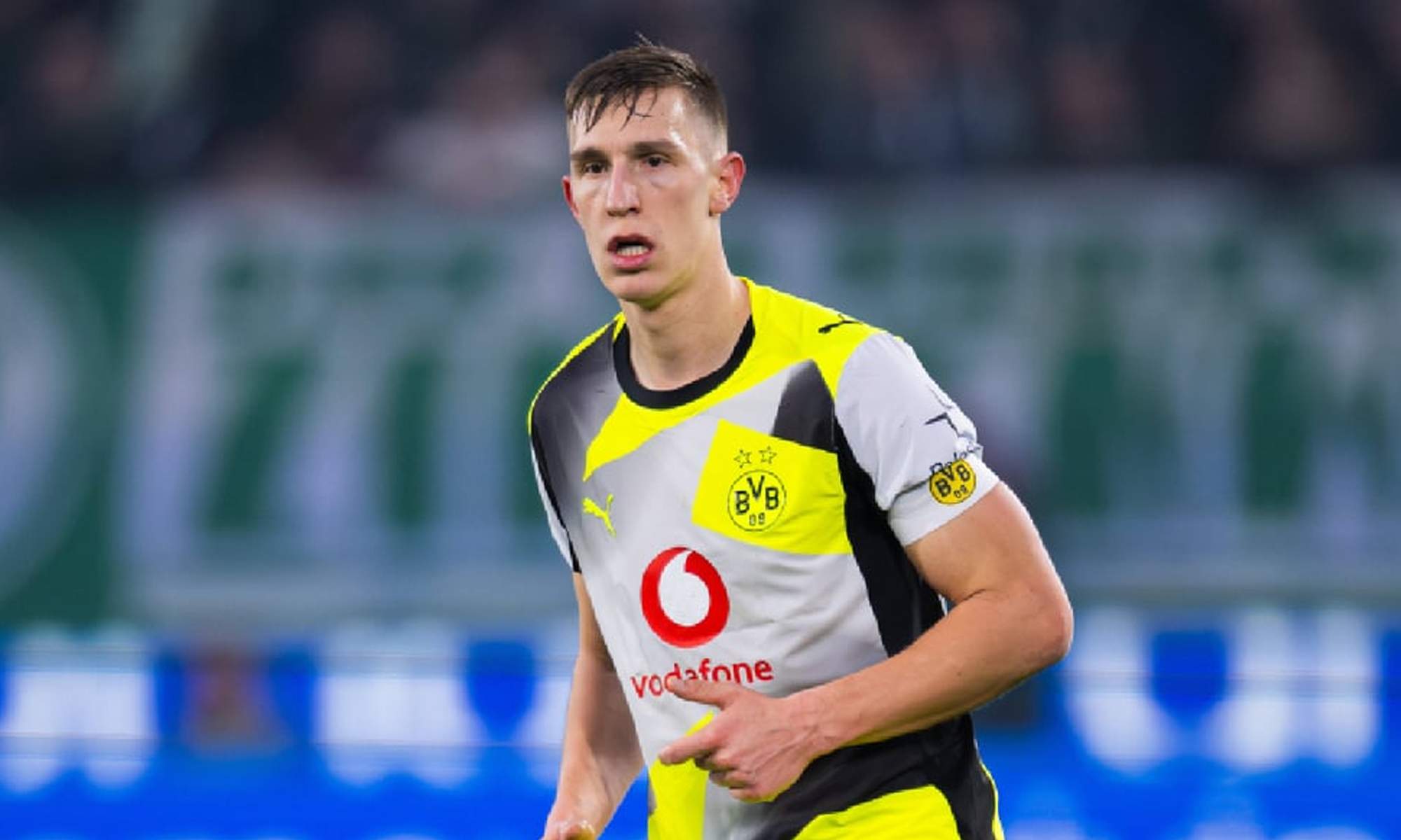 Nico Schlotterbeck jugando un partido con el Borussia Dortmund.