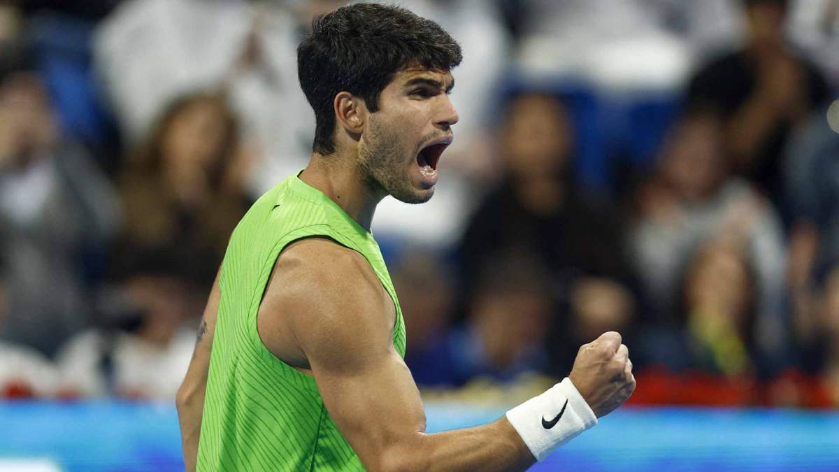 Carlos Alcaraz jugando un partido de Tenis.