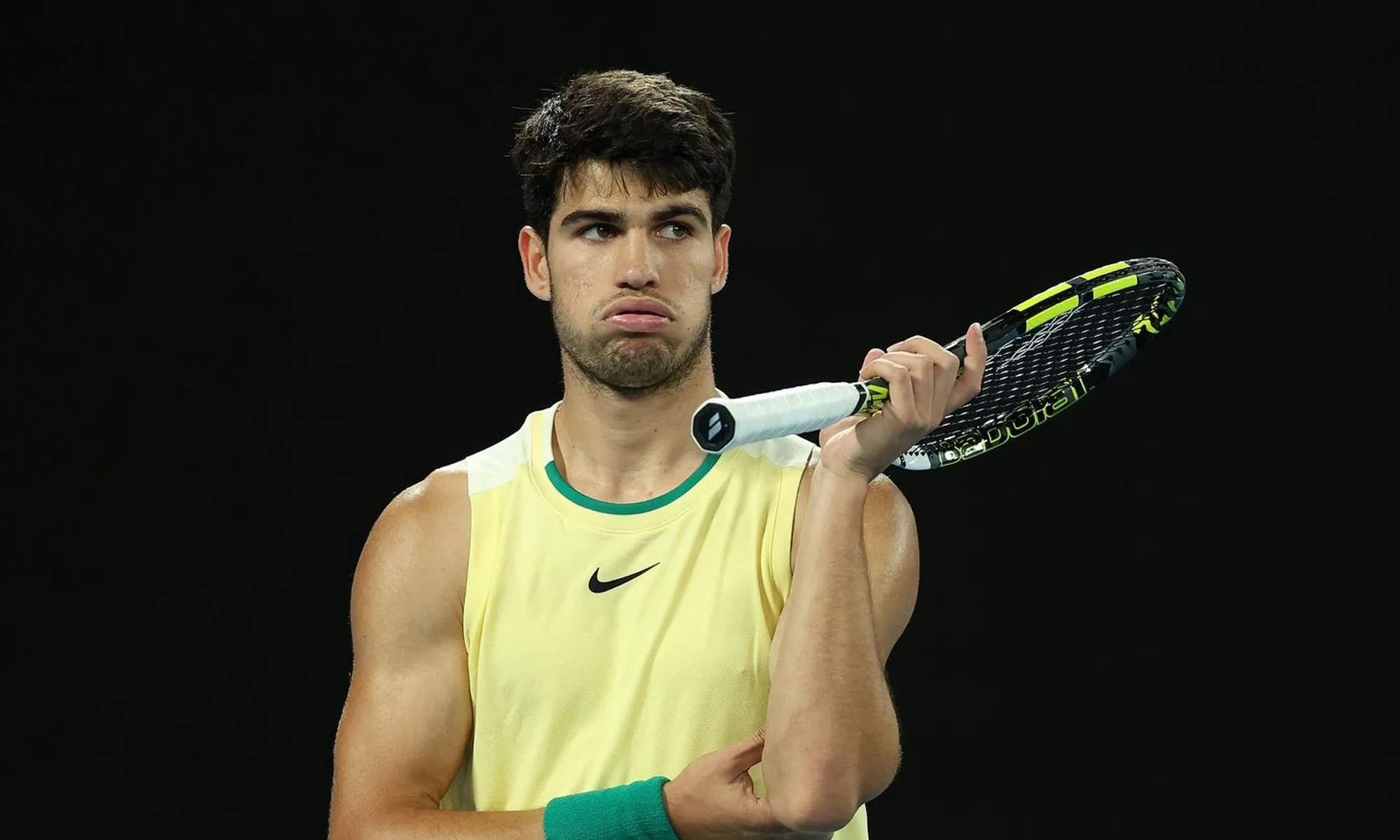 Carlos Alcaraz disputando un partido de tenis.