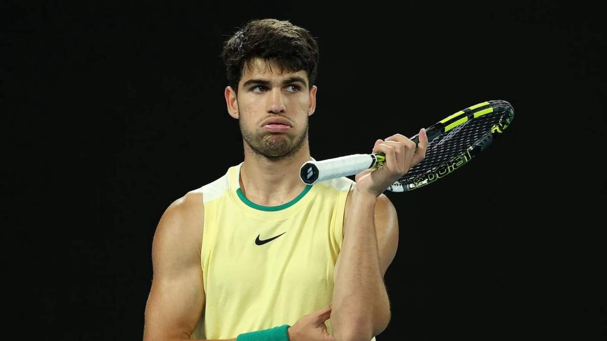 Carlos Alcaraz disputando un partido de tenis. Carlos Alcaraz disputando un partido de tenis.